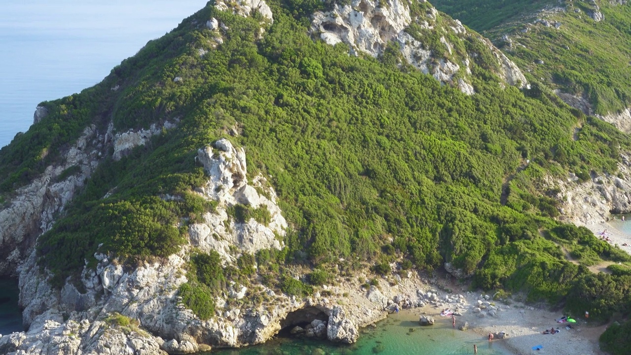 全景美景著名的蒂莫尼港海滩和海湾在阿菲奥纳斯从路径的观点视频素材