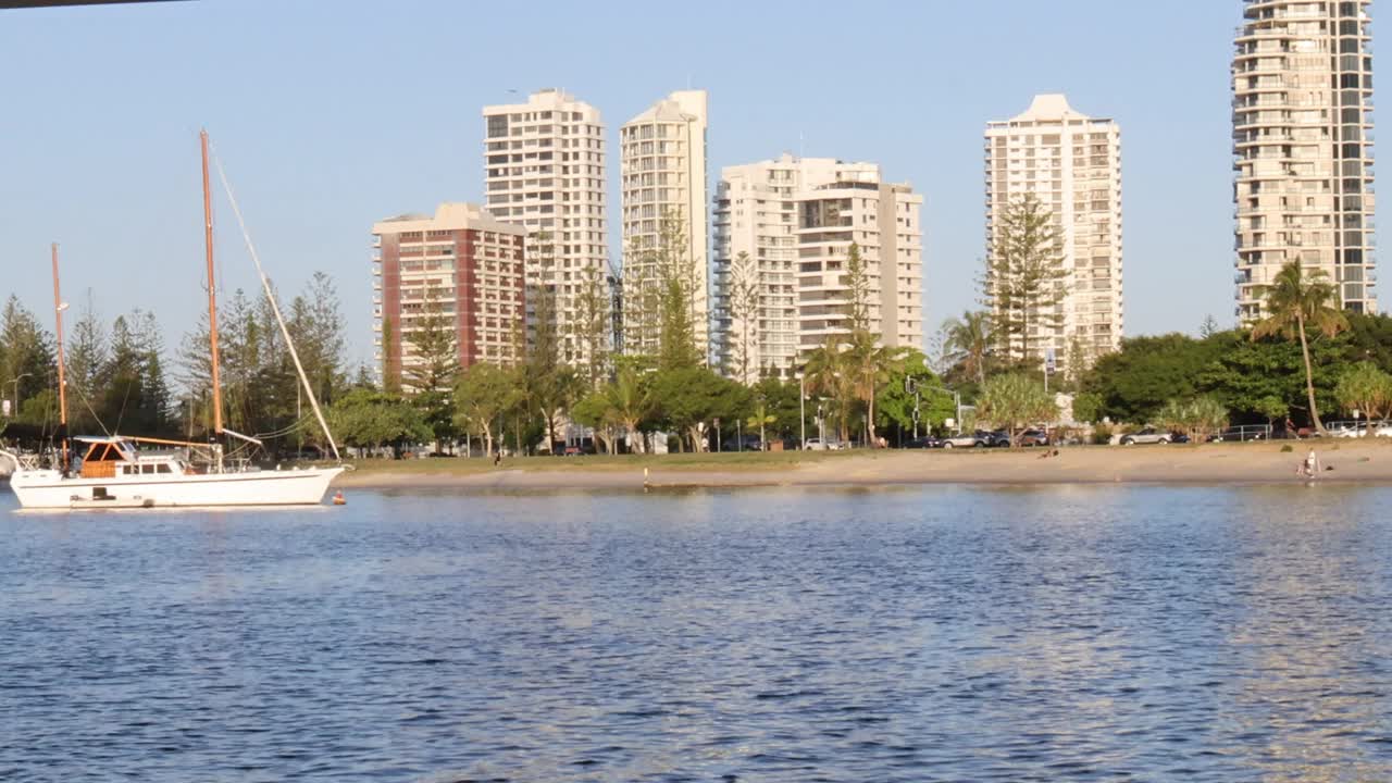 沿着城市风景优美的海滨巡游视频素材