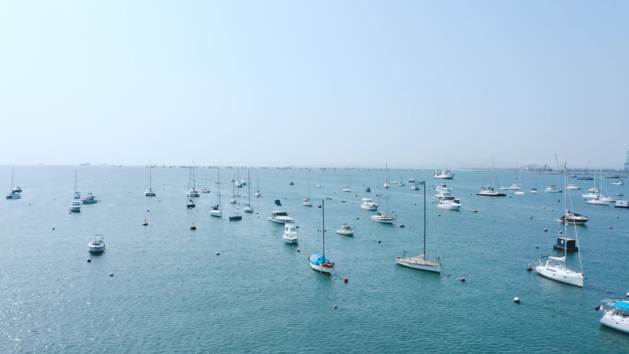 帆船港，海港多艘美丽的系泊帆船，现代化的水上交通，夏日度假，奢华的生活方式和财富理念视频素材