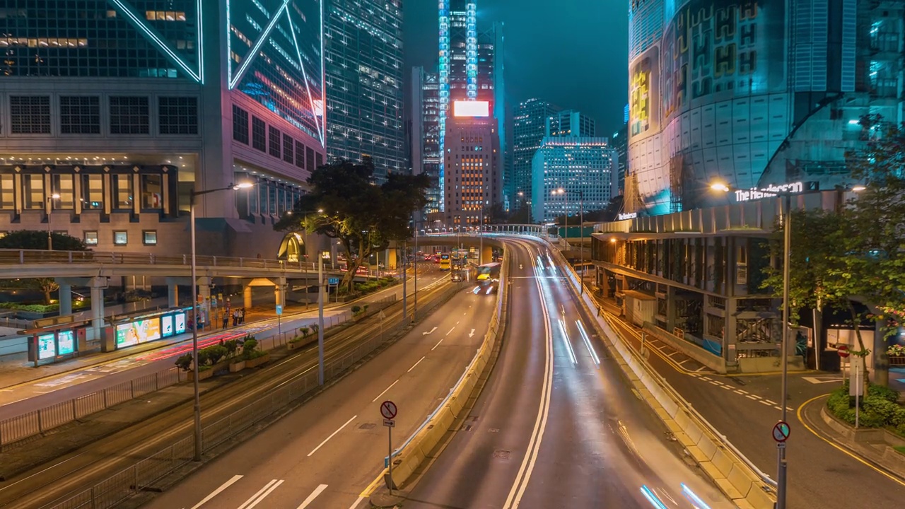 4K延时拍摄:香港中环夜间道路上拥挤的车辆或公共交通工具。视频素材