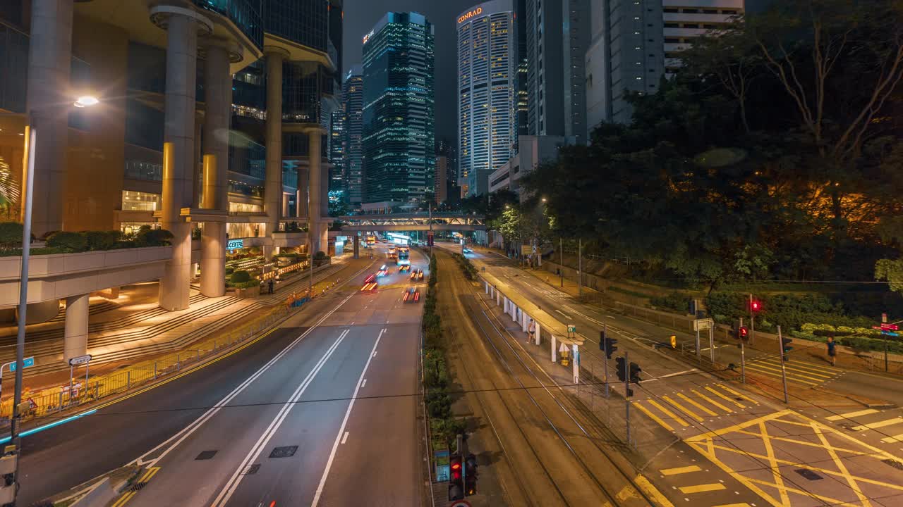 4K延时拍摄:香港中环夜间道路上拥挤的车辆或公共交通工具。视频素材