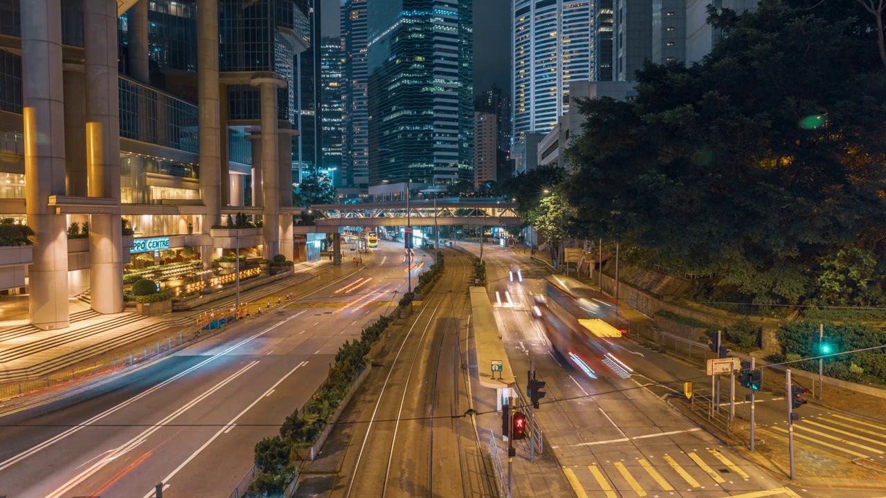 4K延时拍摄:香港中环夜间道路上拥挤的车辆或公共交通工具。视频素材