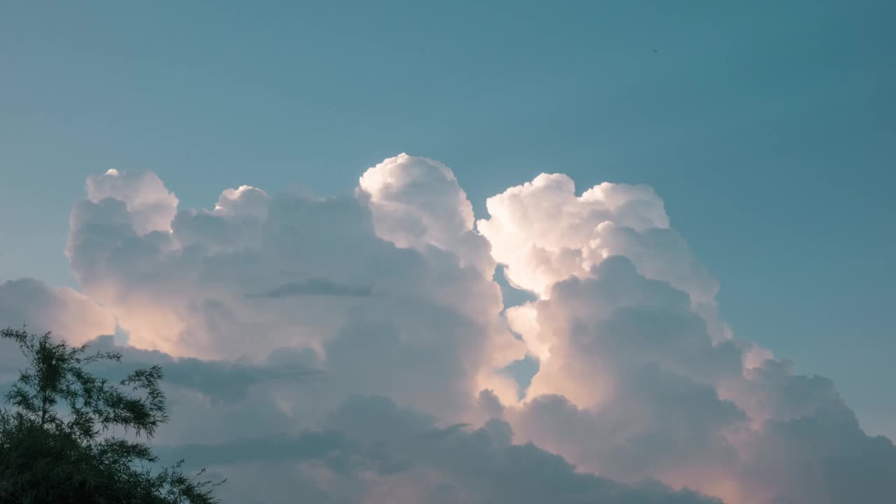 时间流逝的日出与云在早晨。天空背景视频素材