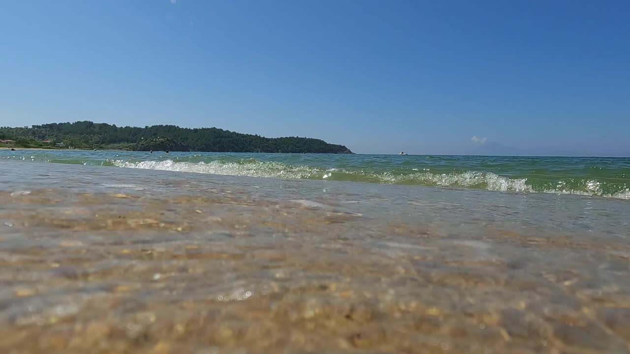 海浪拍打着沙滩视频素材