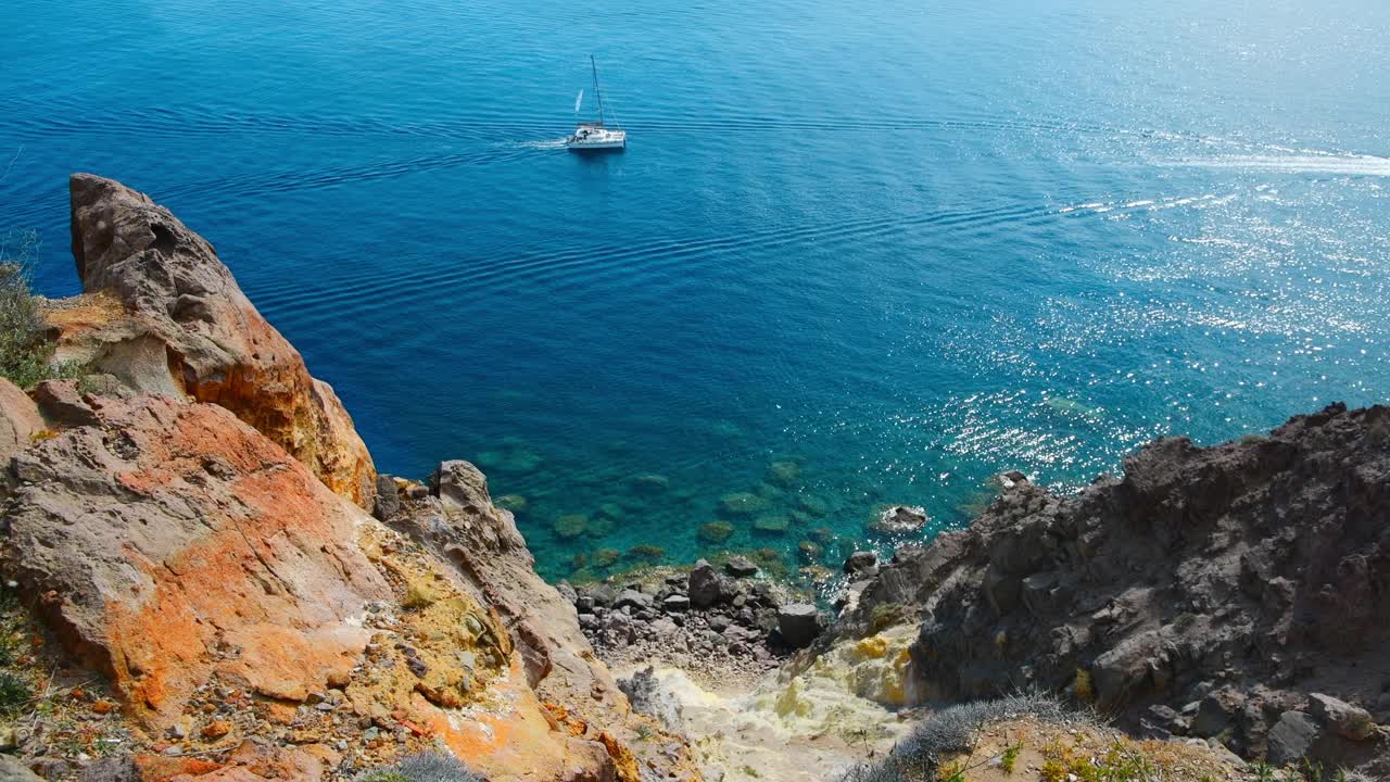 在海岸附近航行的游艇。圣托里尼岛，希腊。视频素材