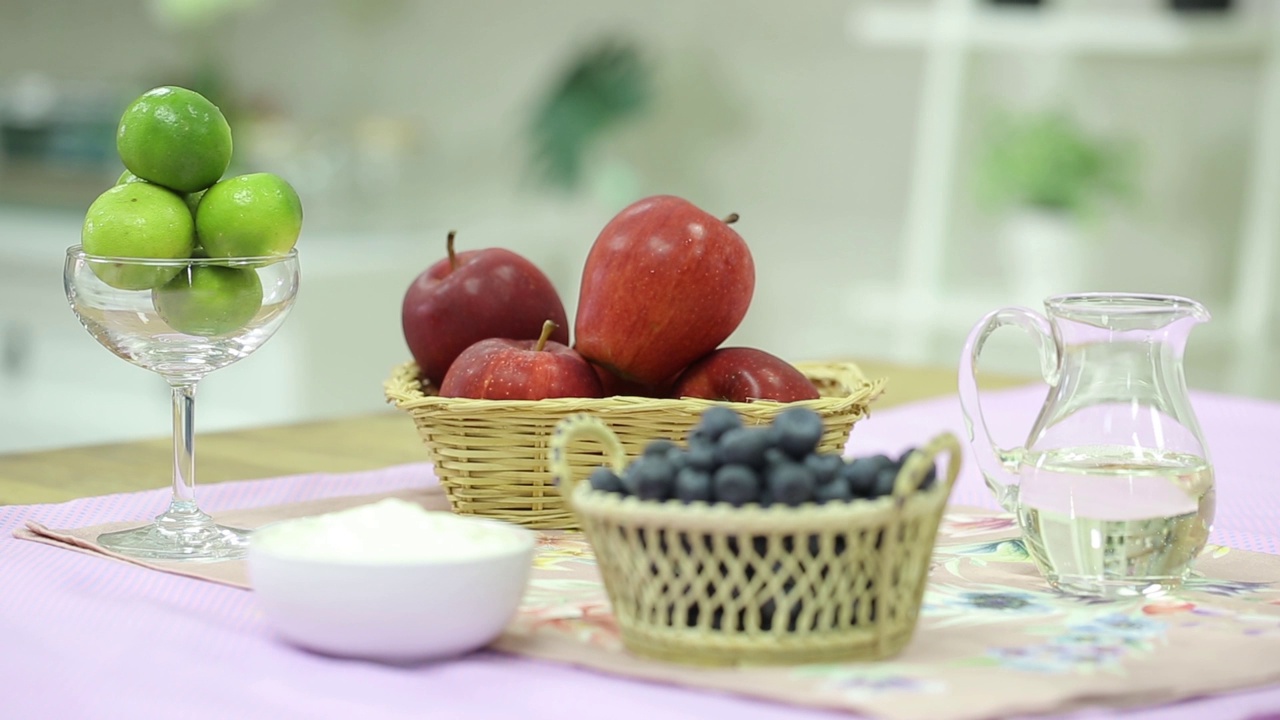 冰沙的成分包括苹果、蓝莓、冰和酸橙。视频素材
