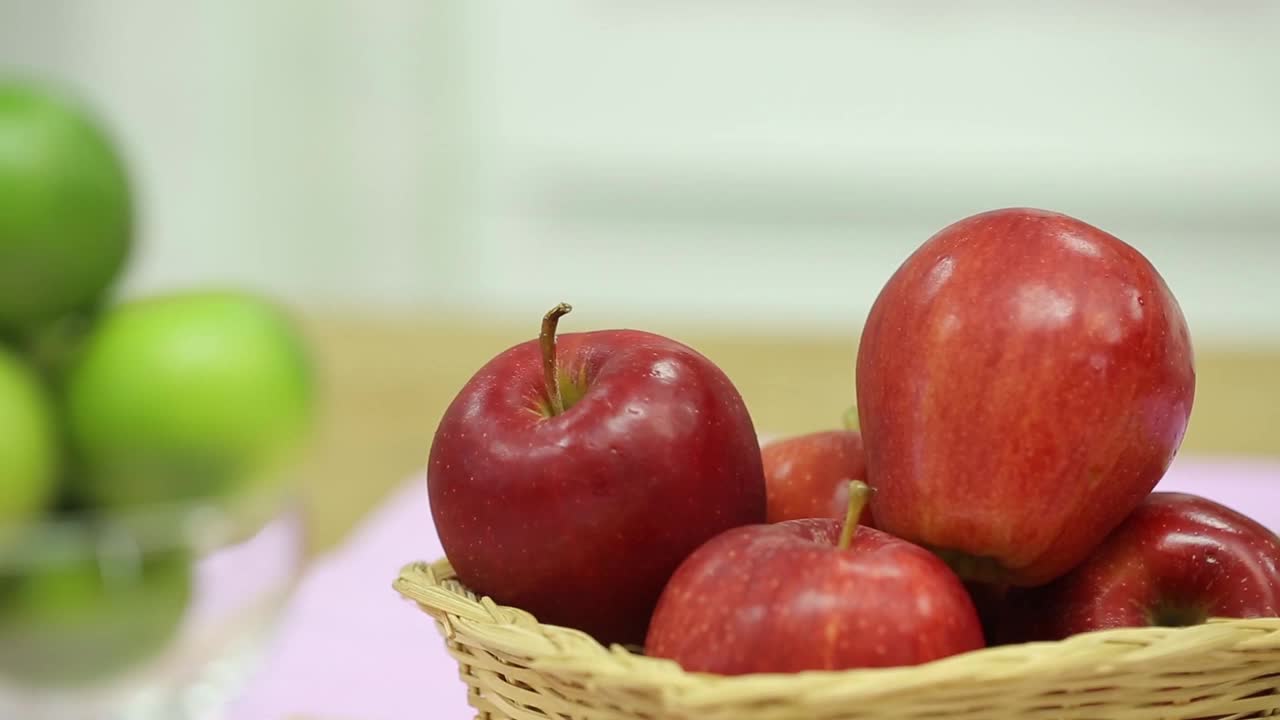 冰沙的成分包括苹果、蓝莓、冰和酸橙。视频素材