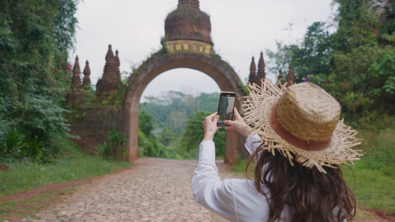 女性旅行智能手机视频素材