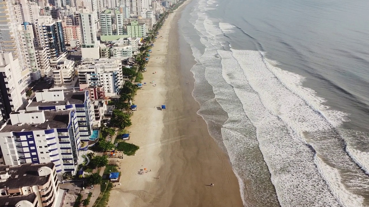 城市、建筑、人、海洋、海浪、海滩、沙滩和阳光视频素材