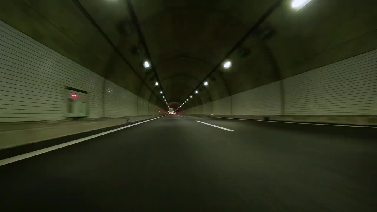 开车穿过高速公路隧道视频素材