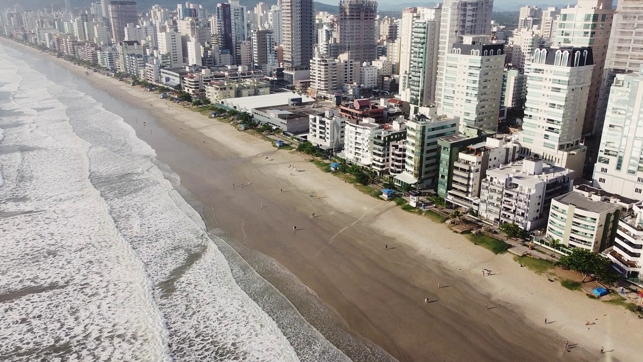 建筑、海洋、海浪、沙滩和阳光视频素材