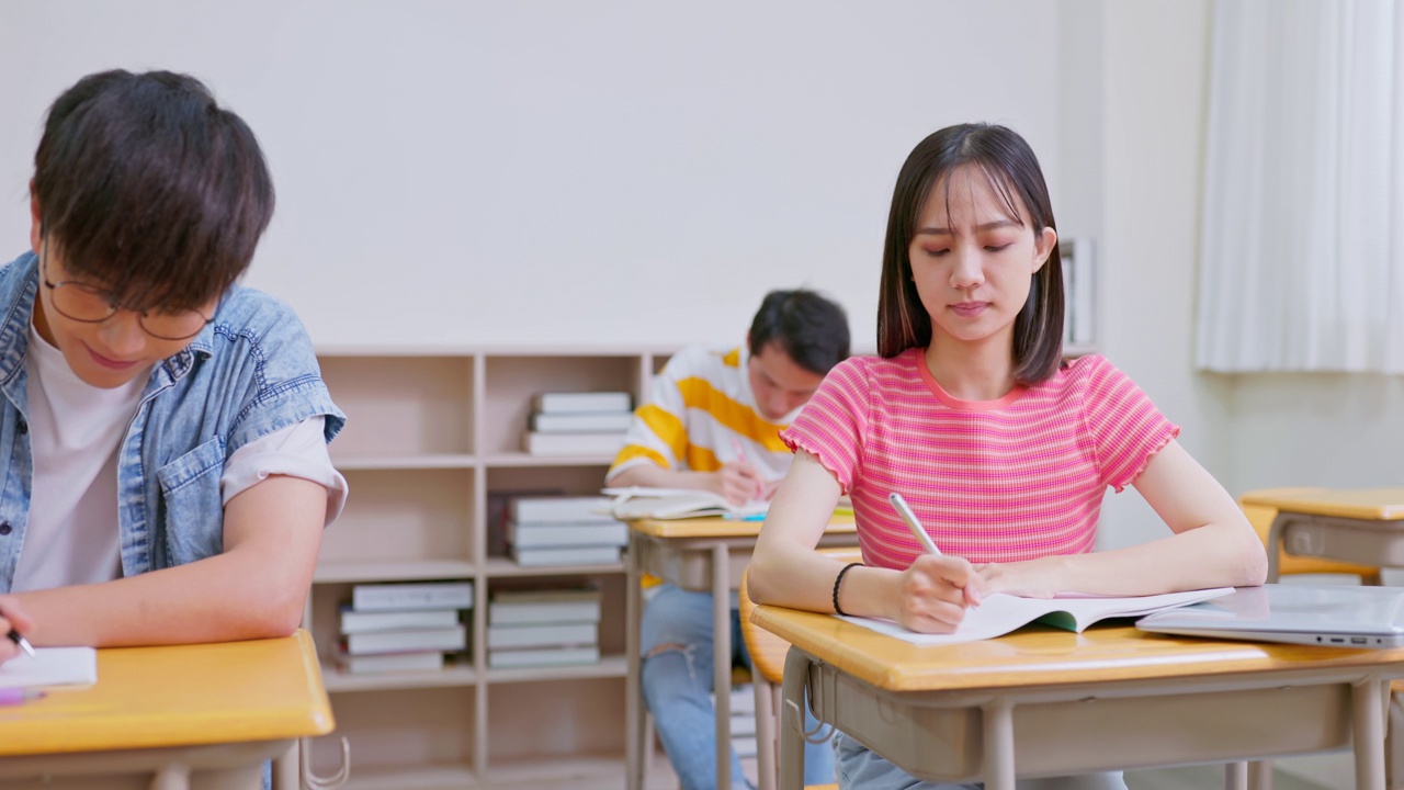 学生在课堂上帮助同学视频素材