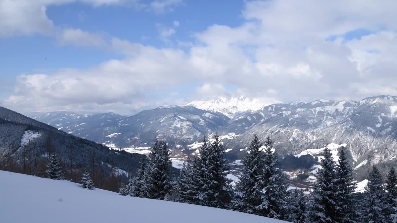 在Treglwang附近的Troglenzenalm拍摄的时间，俯瞰Liesingtal，训导Reichenstein和施泰利亚的Eisenerzer Alpen视频素材