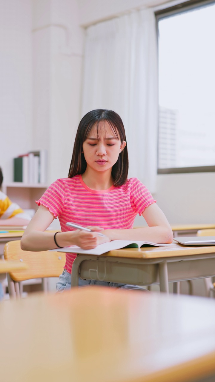 学生在课堂上帮助同学视频素材