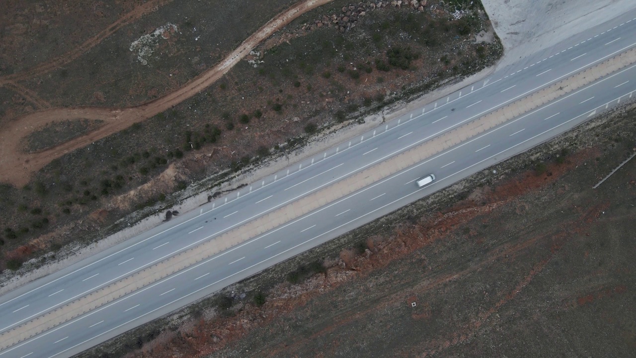 鸟瞰日落时分在土耳其Sivrihisar穿过山谷的道路。视频素材