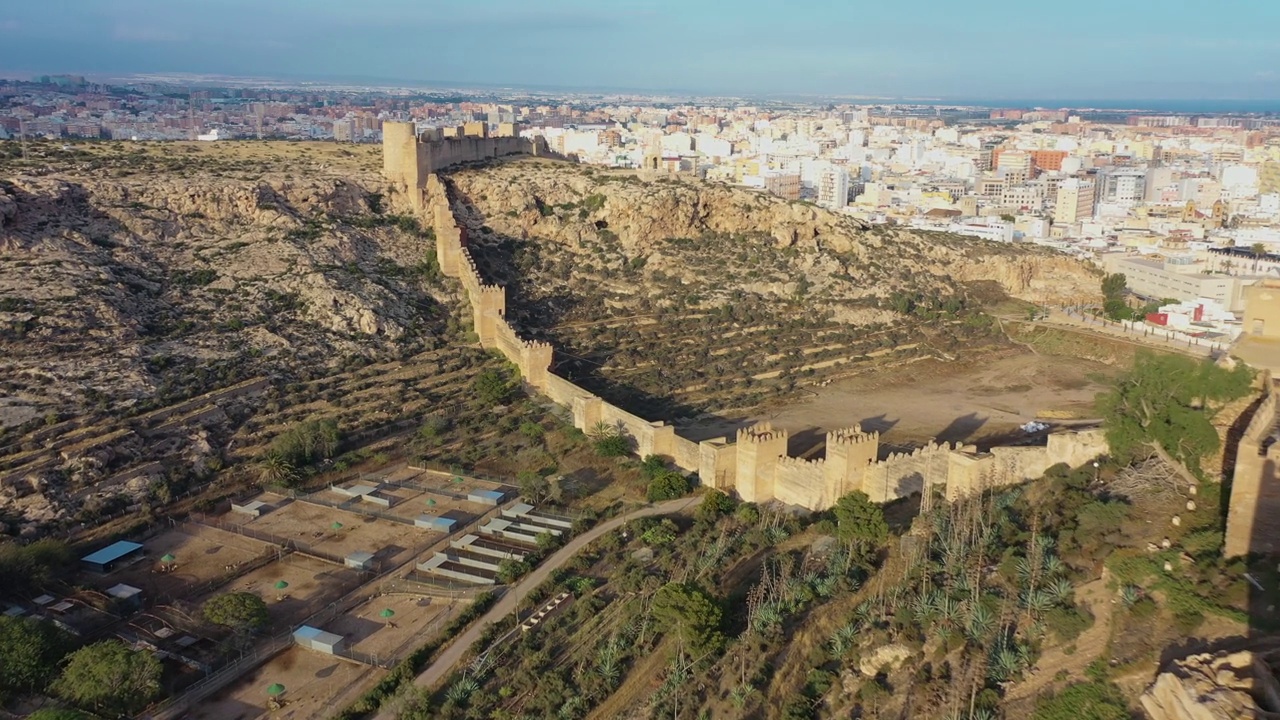 鸟瞰Muralla de Jairan，阿尔梅里亚，西班牙。视频素材