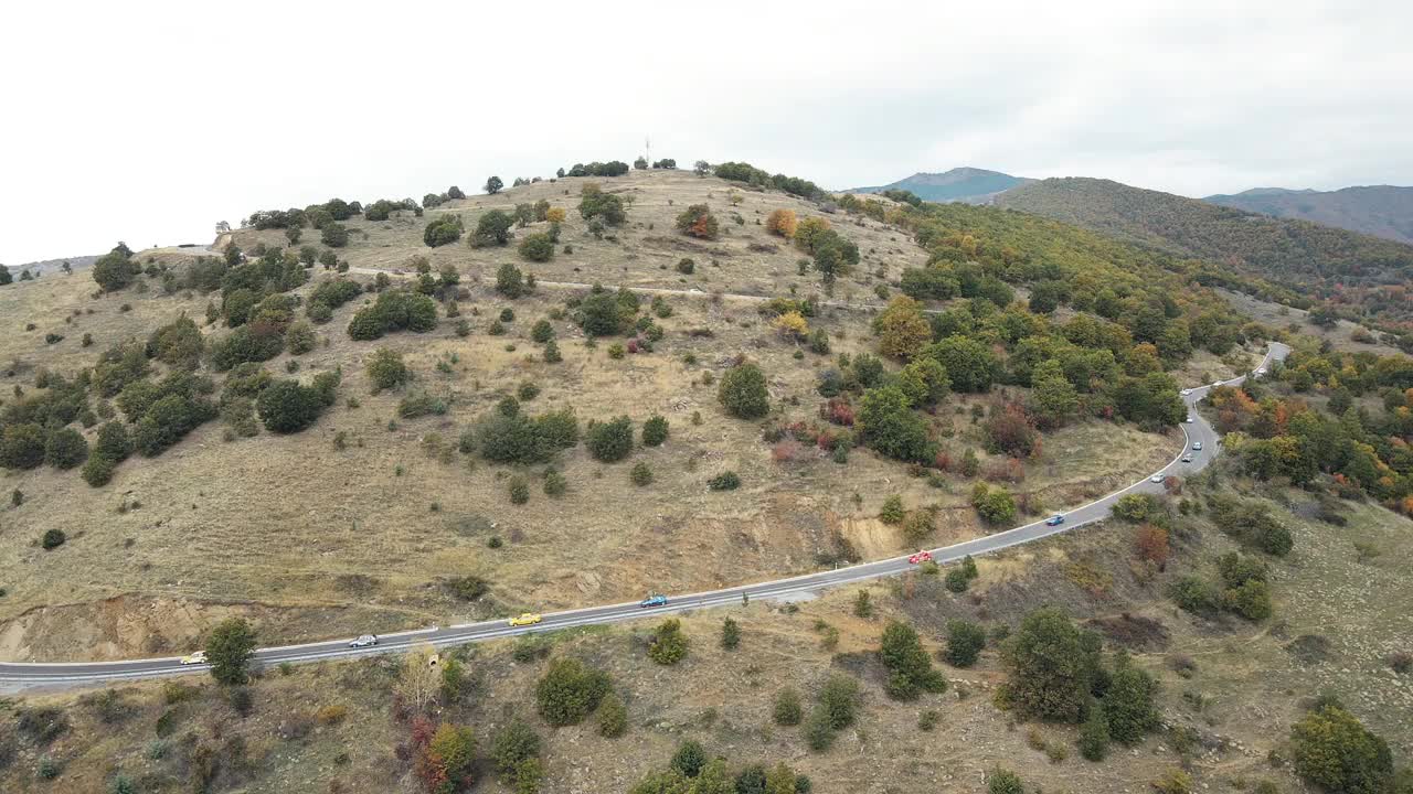 定制的运动赛车在山上弯曲的道路视频素材