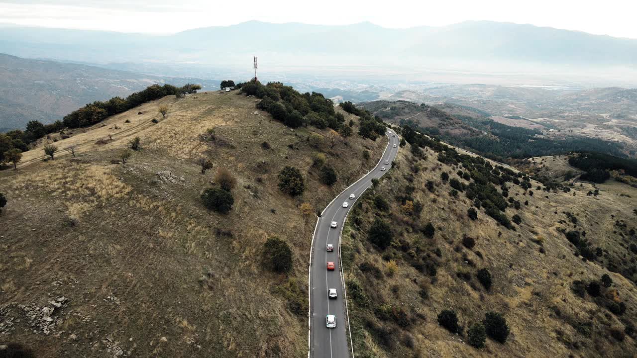 鸟瞰图定制运动赛车行驶在山路弯曲的道路视频素材