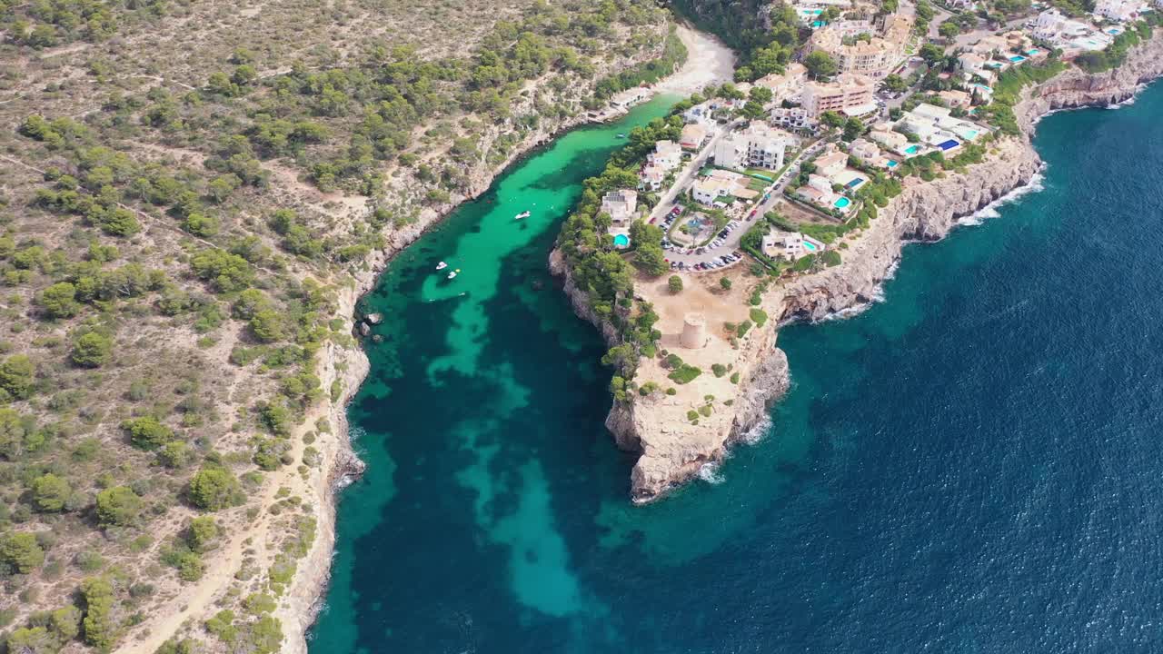 西班牙巴利阿里群岛马略卡岛卡拉皮海滩鸟瞰图。视频素材