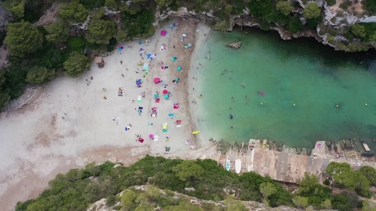 西班牙巴利阿里群岛马略卡岛卡拉皮海滩鸟瞰图。视频素材