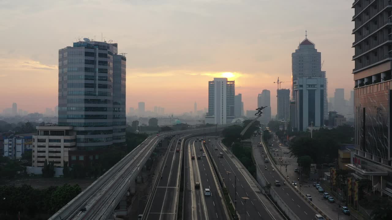 无人机拍摄的印尼雅加达高速公路的视频。视频素材