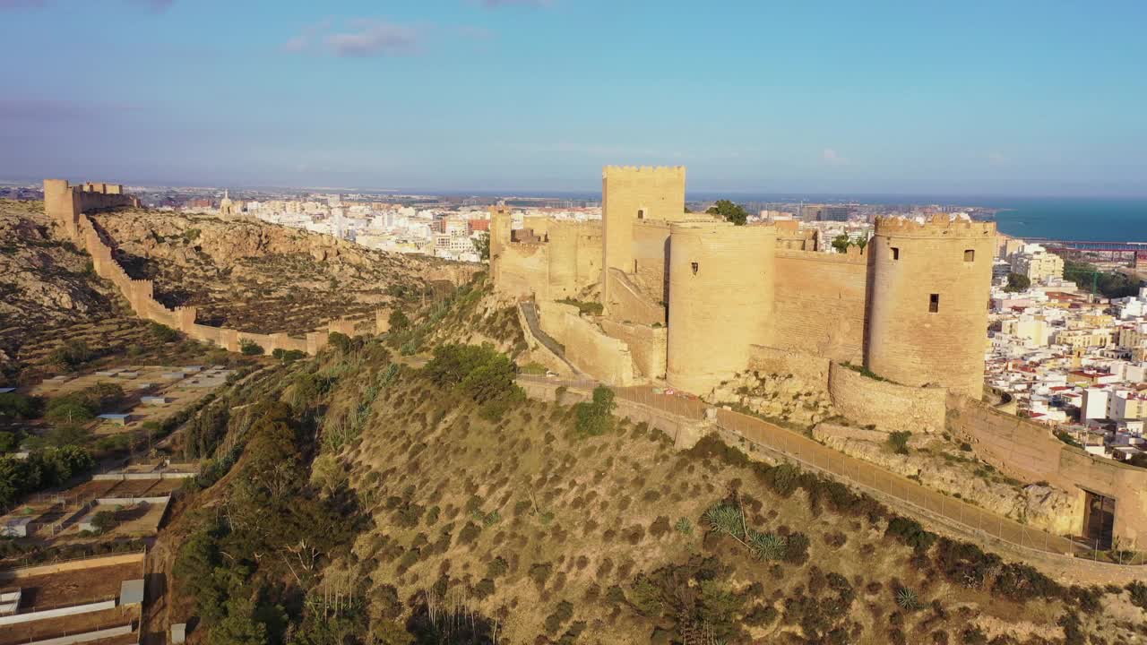 鸟瞰Muralla de Jairan，阿尔梅里亚，西班牙。视频素材