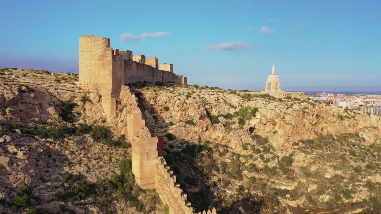 鸟瞰Muralla de Jairan，阿尔梅里亚，西班牙。视频素材