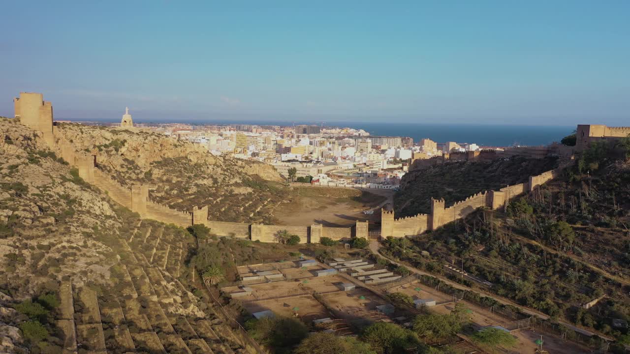 鸟瞰Muralla de Jairan，阿尔梅里亚，西班牙。视频素材