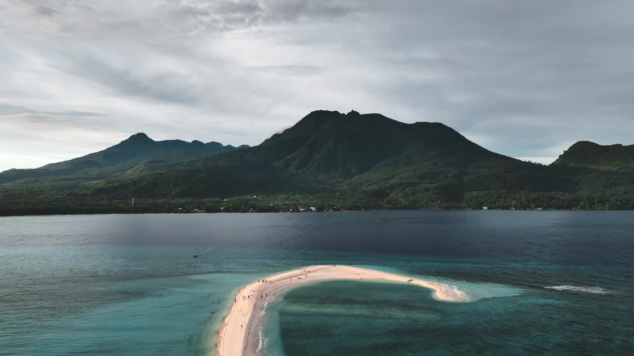 菲律宾卡米金岛的怀特岛鸟瞰图。视频素材