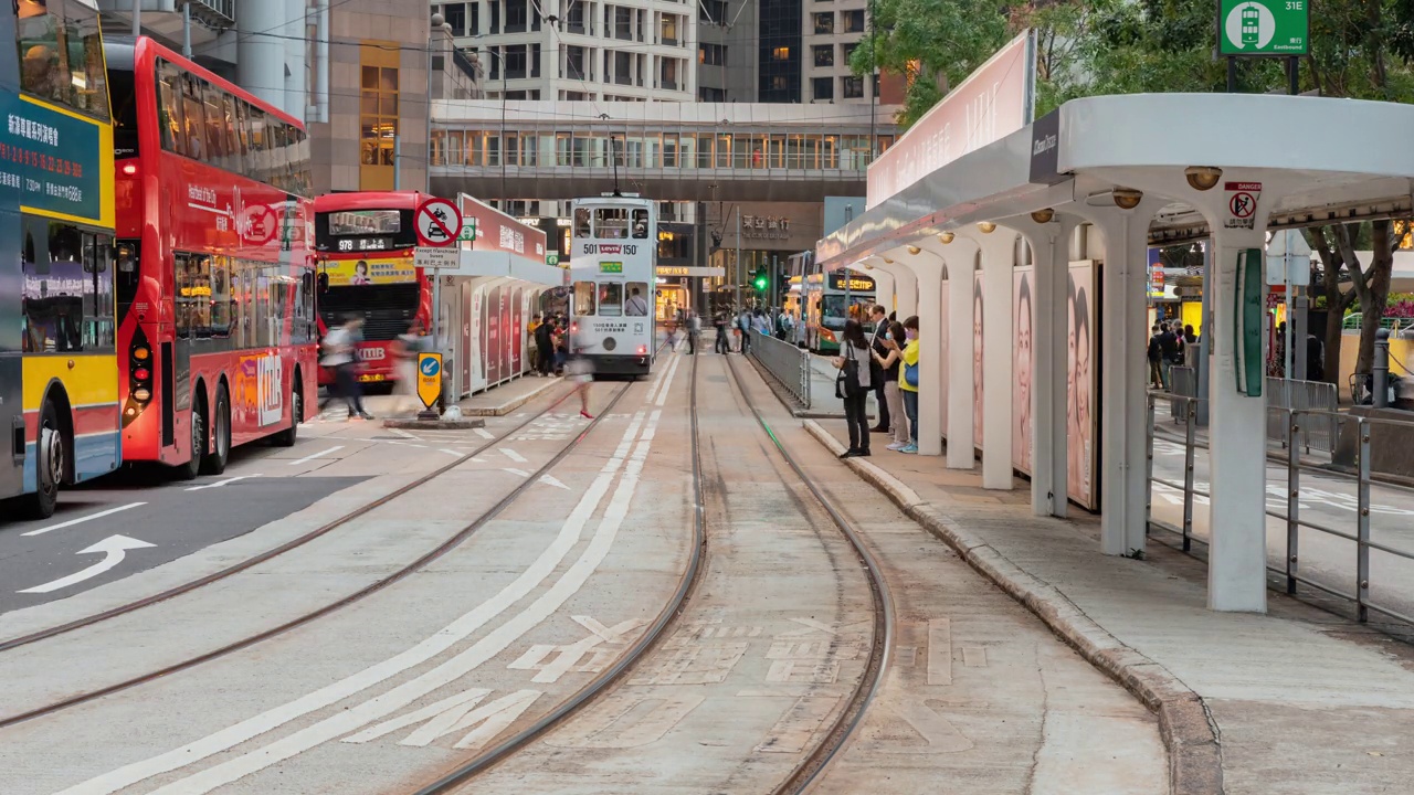 4K延时拍摄:香港中环过路的拥挤车辆或公共交通工具及行人。视频素材