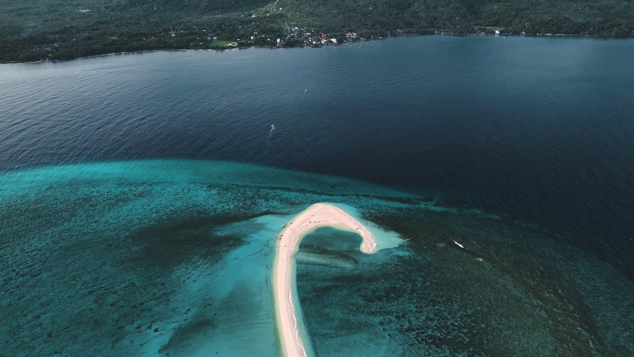 菲律宾卡米金岛的怀特岛鸟瞰图。视频素材