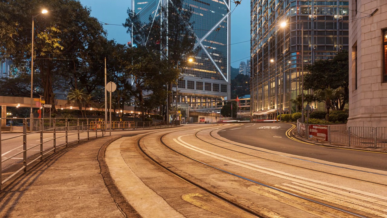 4K延时拍摄:香港中环夜间道路上拥挤的车辆或公共交通工具。视频素材