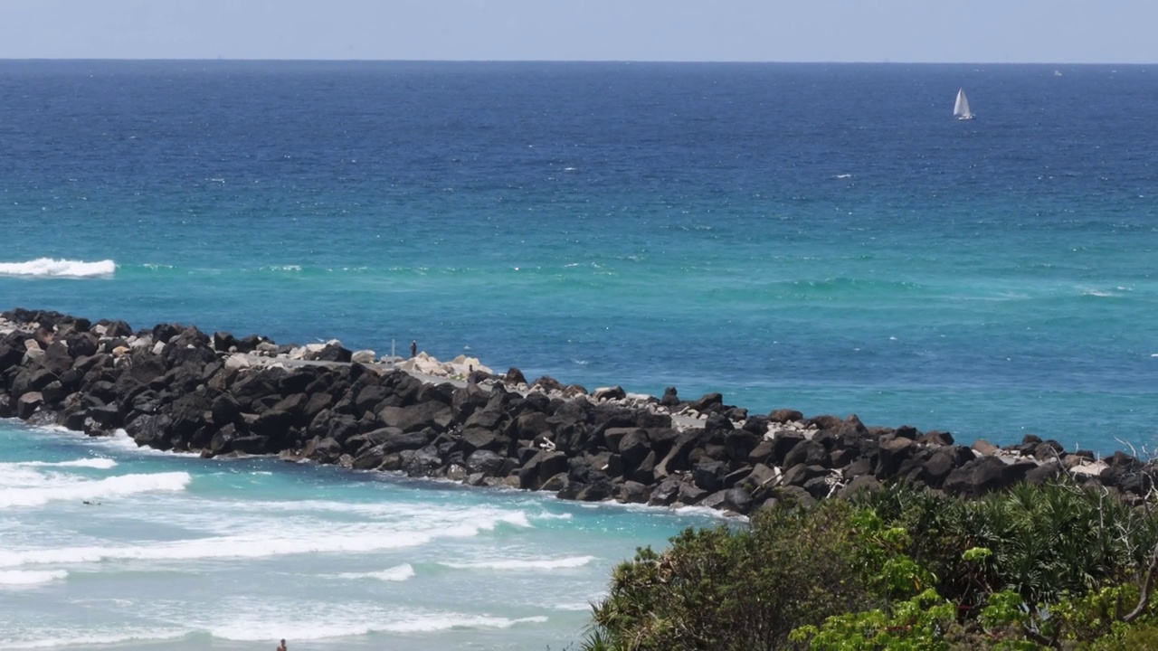 Duranbah海滩的岩石码头延伸到大海视频素材