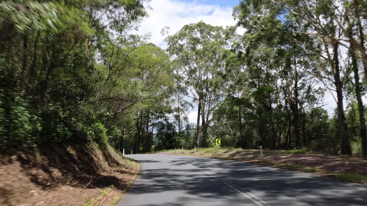 在宁静的乡村公路上开车的镜头视频素材