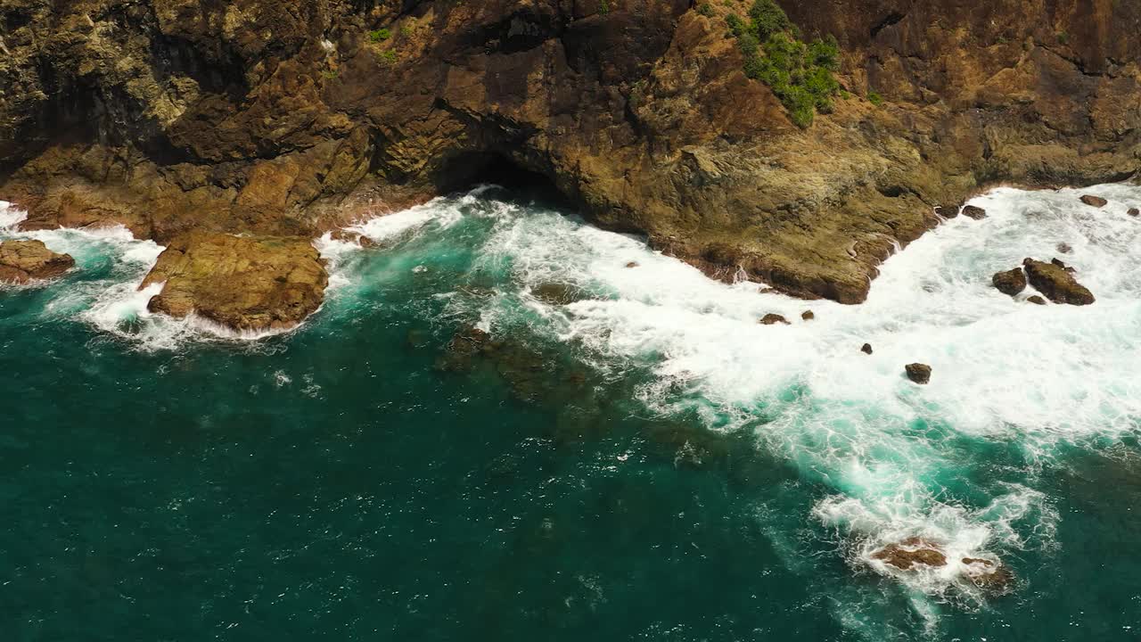 海浪和冲浪的海景。视频素材