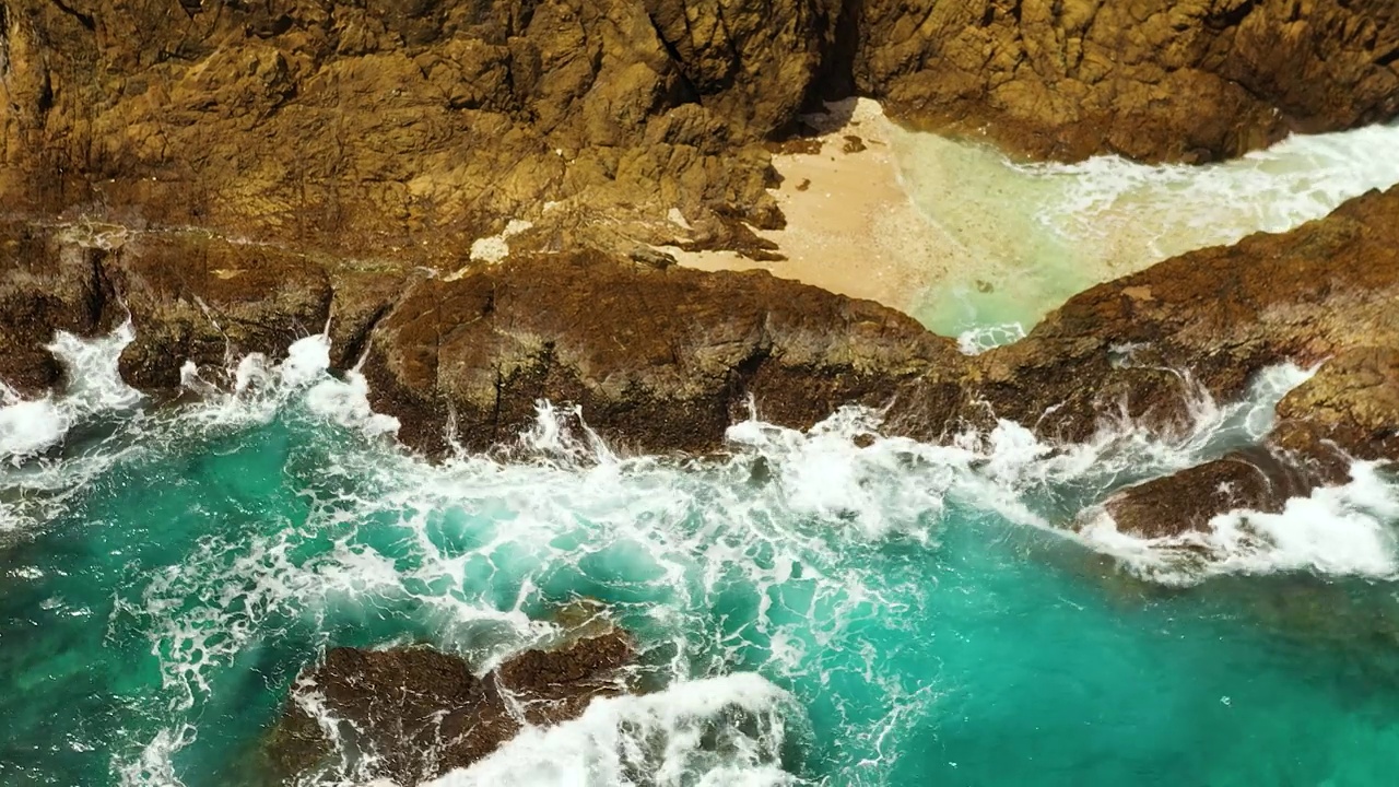 海浪和冲浪的海景。视频素材