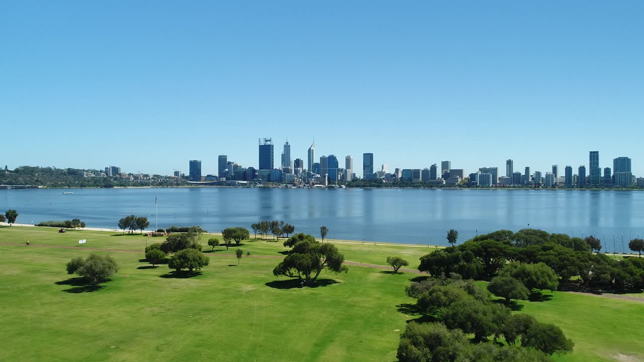 鸟瞰河流和城市景观视频素材