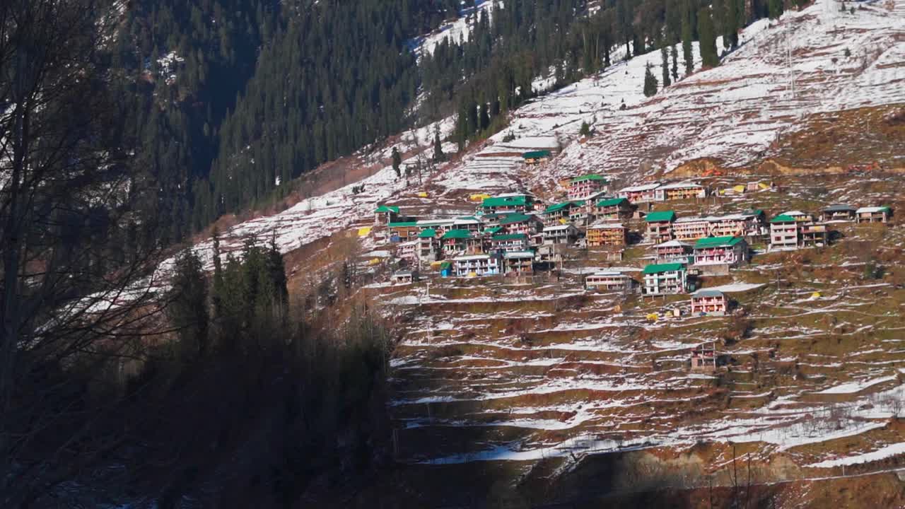 印度喜马偕尔邦马纳里附近的索朗村，雪后山村里的传统喜马偕尔房屋。雪后的索朗山谷村庄。自然背景视频素材