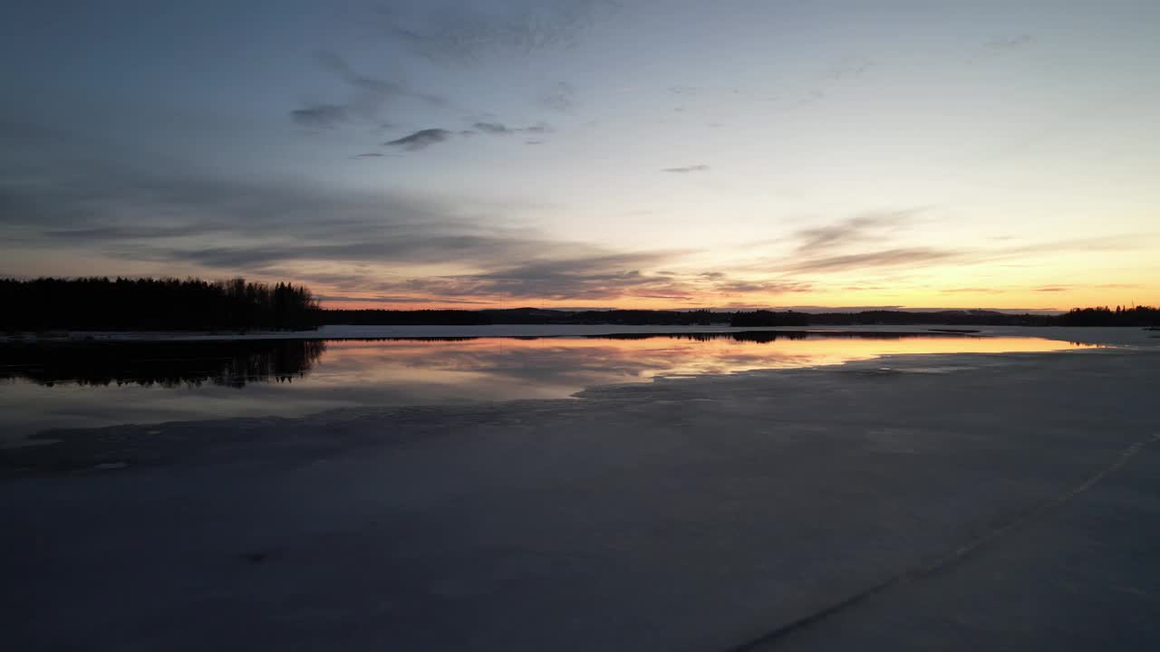 壮丽的景色，反映河流与剪影树木和五颜六色的夕阳天空，为壁纸视频素材