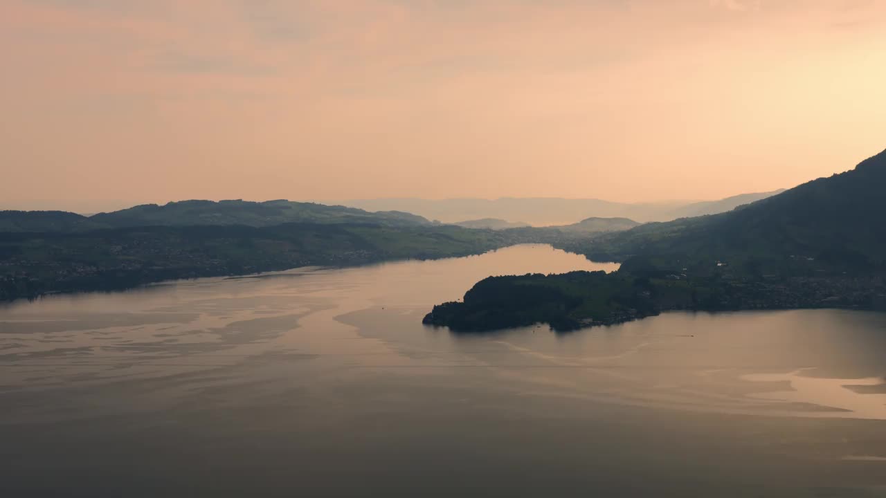 在卢塞恩湖黄昏的夏日鸟瞰山景和湖景视频素材