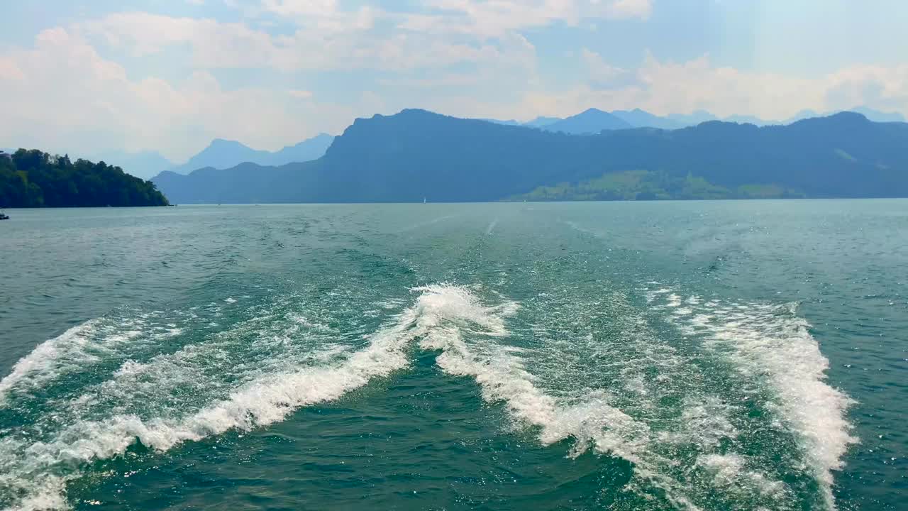 在卢塞恩的一个阳光明媚的夏日里，在卢塞恩湖与山景一起旅行视频素材