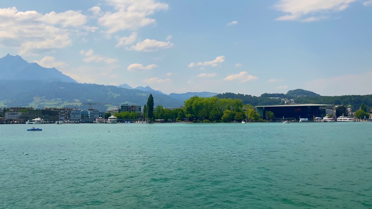 在一个阳光明媚的夏日里，在卢塞恩湖与山景和卢塞恩市一起旅行视频素材