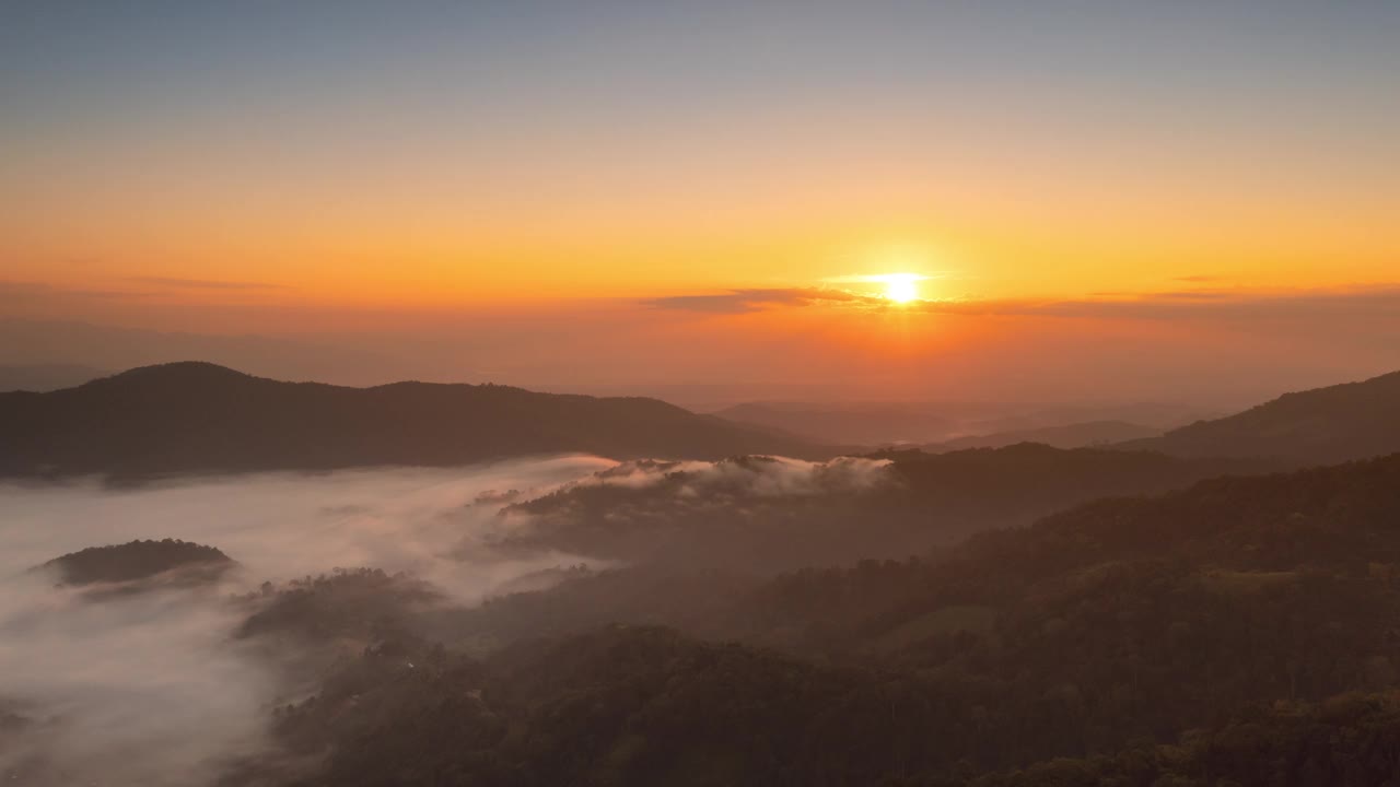 日出时山上美丽的云海。视频素材