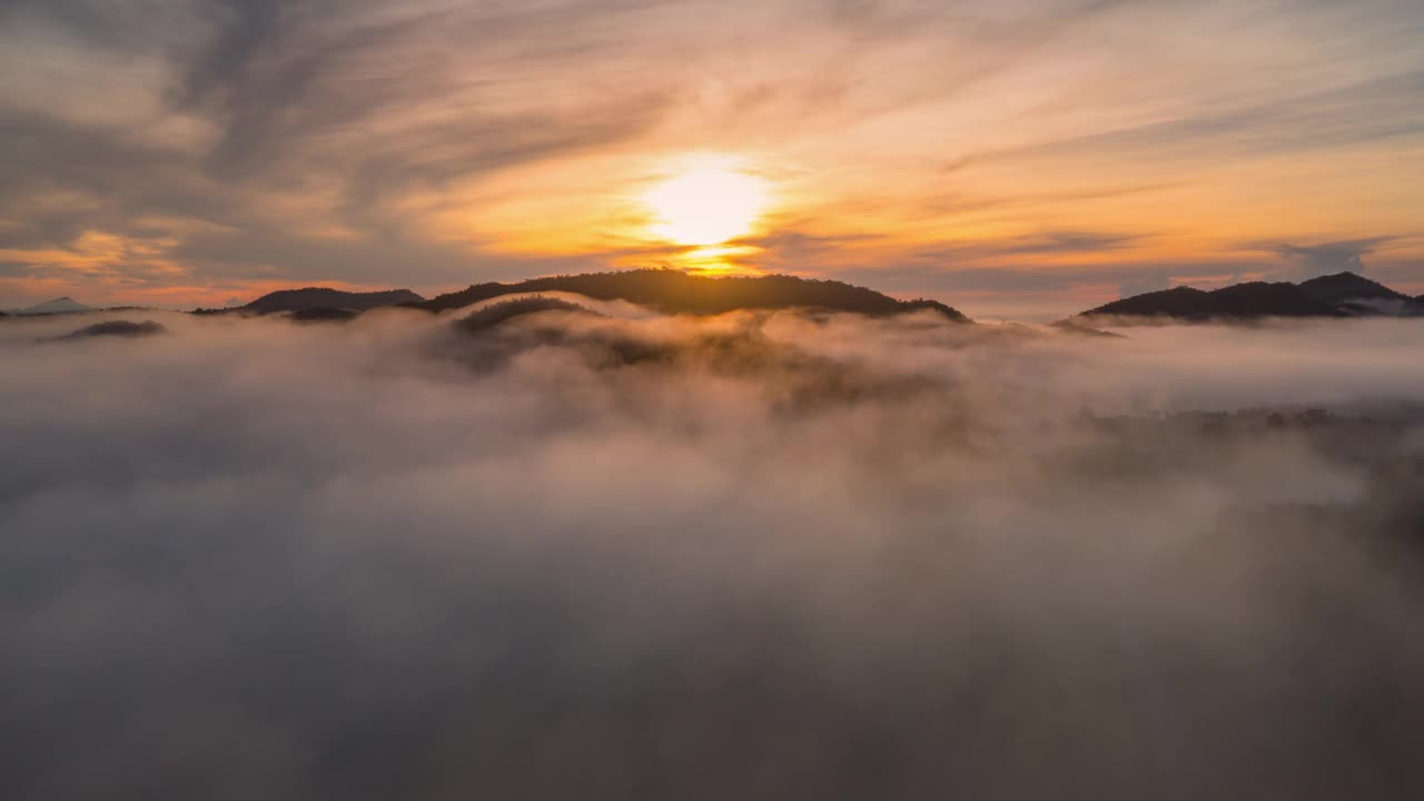 美丽的云海在山谷和山在日出。视频素材