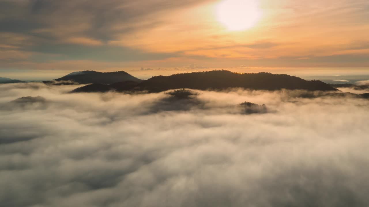 美丽的云海在山谷和山在日出。视频素材