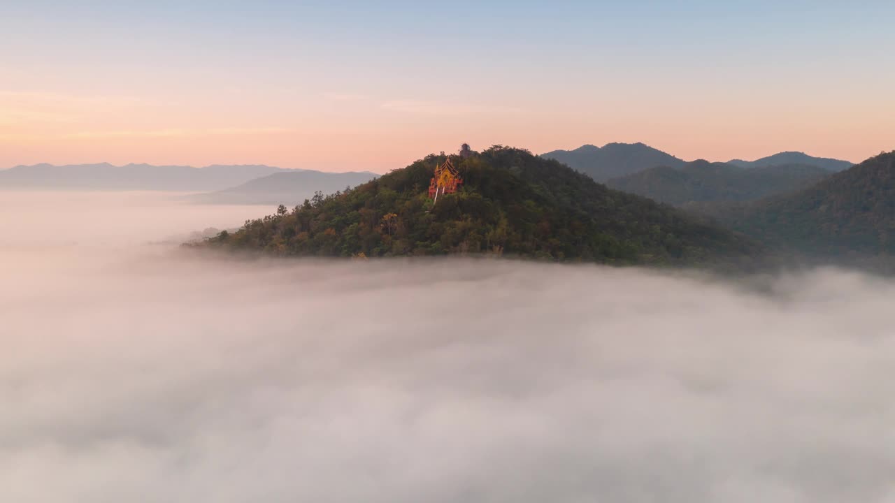 山顶上宁静的寺庙，山脚下满是雾气。视频素材