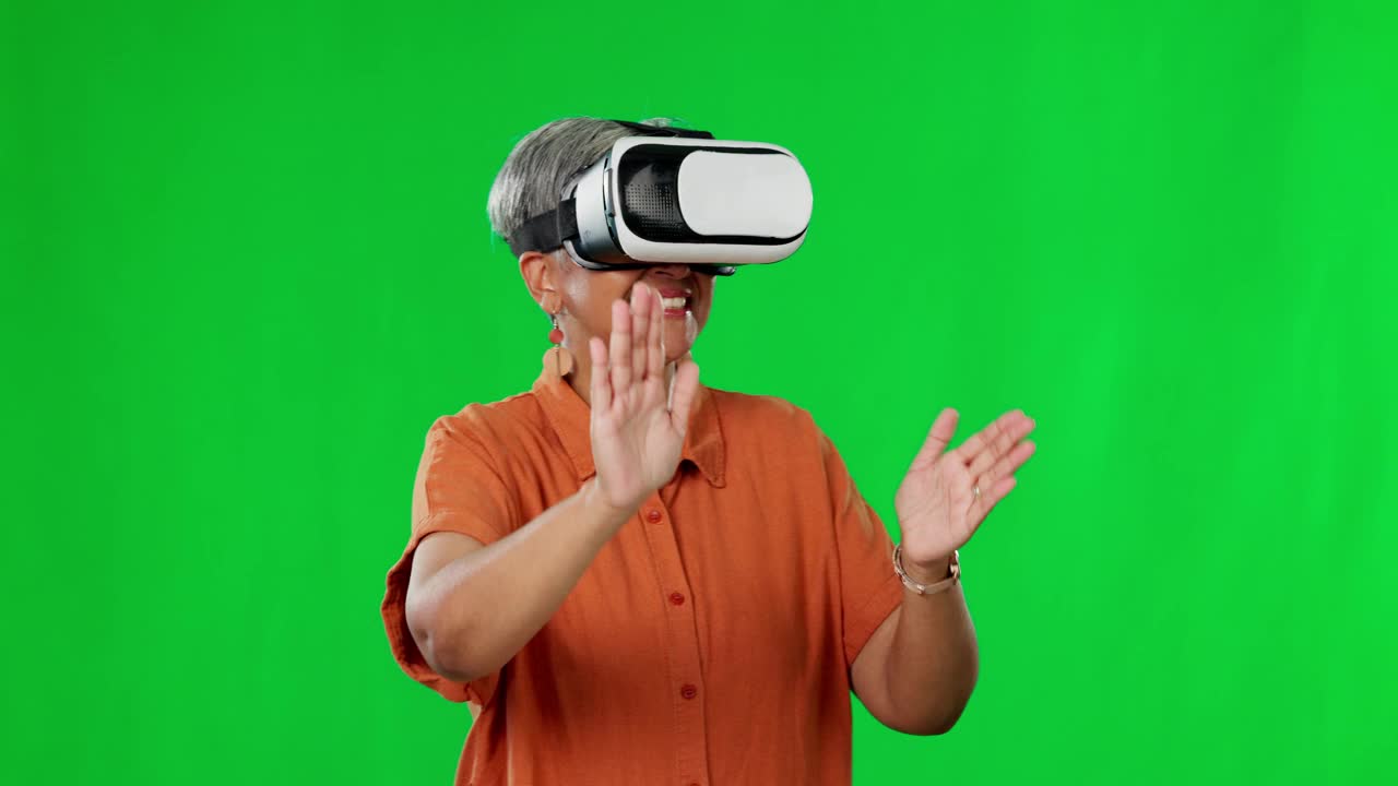 VR，绿色屏幕和3D虚拟世界中的女人，并为在工作室背景中隔离的互动设备或护目镜感到高兴。游戏，幻想和成熟女性在虚拟现实，互联网或在线视频素材