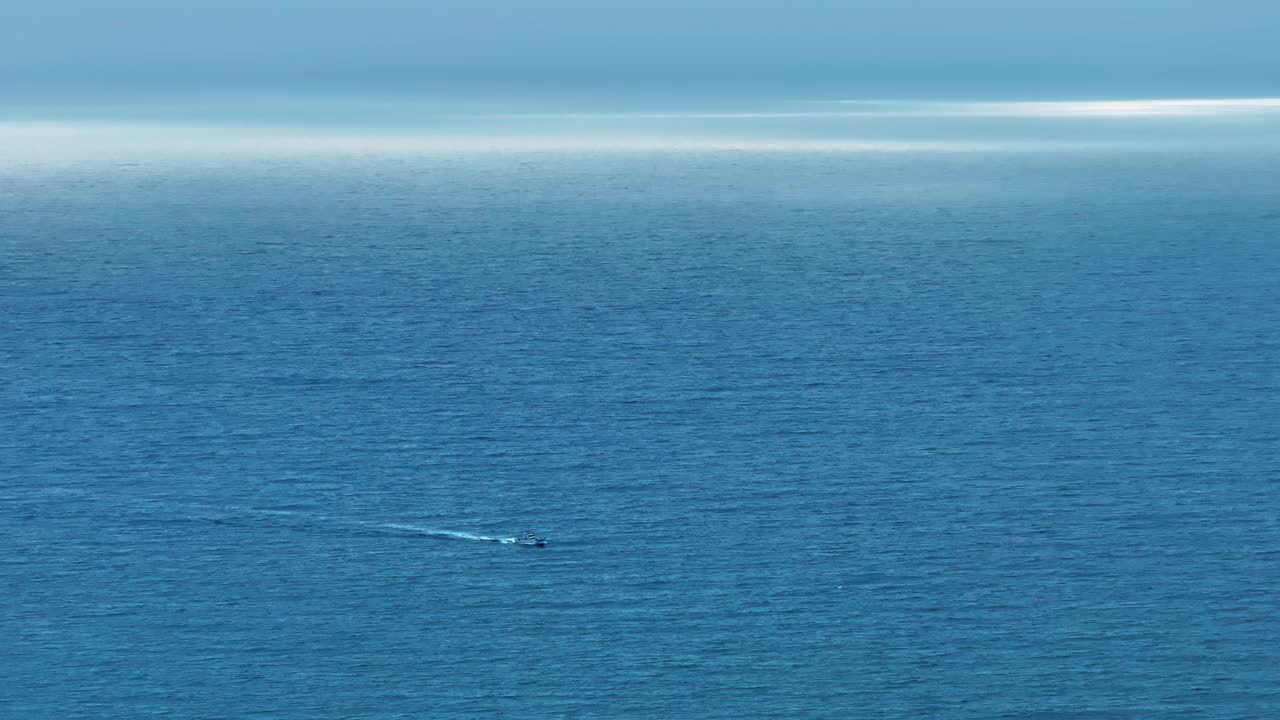 海上小渔船的鸟瞰图视频素材