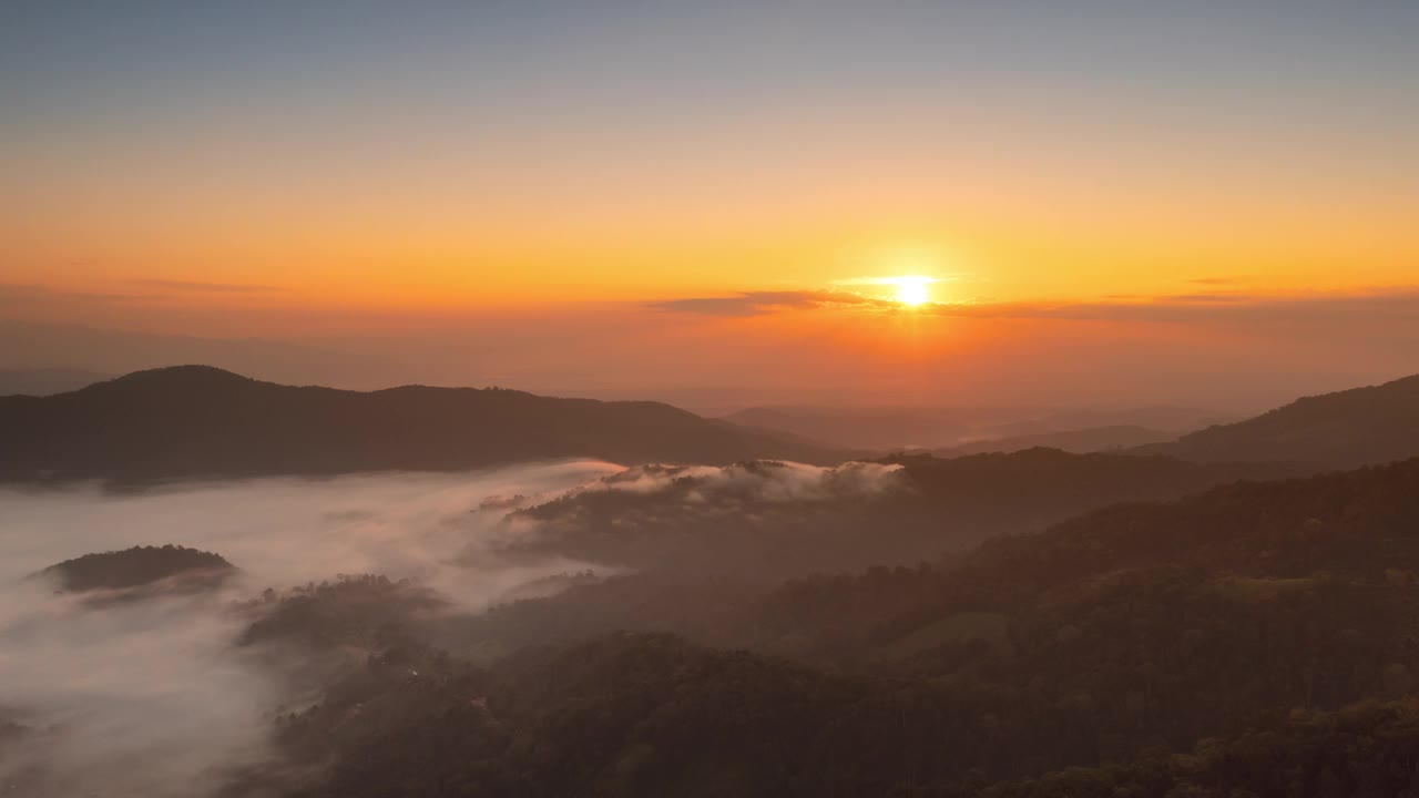 日出时山上美丽的云海。视频素材