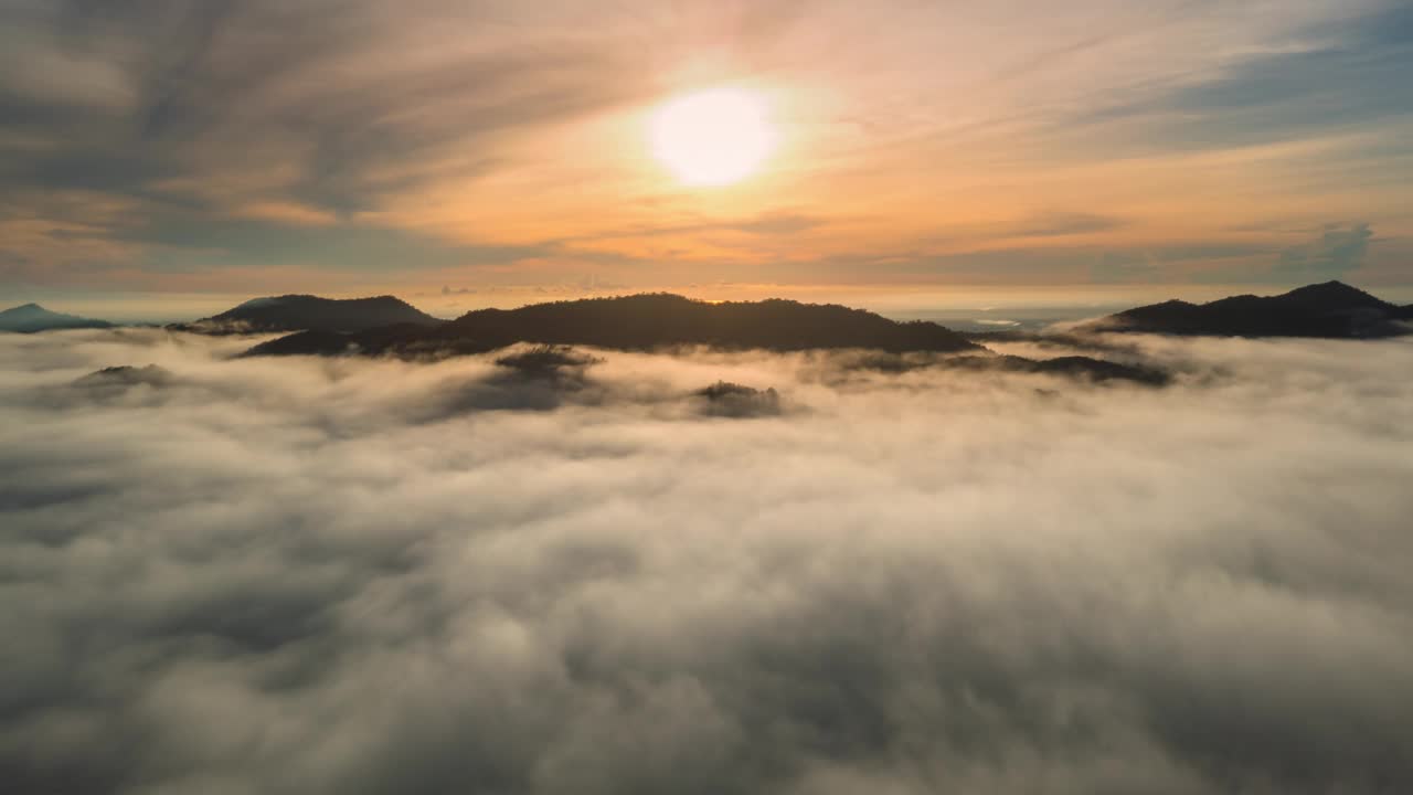 美丽的云海在山谷和山在日出。视频素材